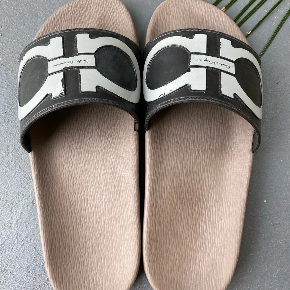 SALVATORE FERRAGAMO Gancini Pool Slides Women’s 10 / Men’s size 8 - Picture 9 of 10